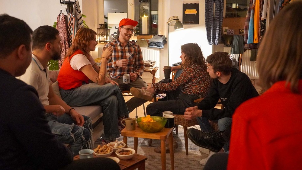 Die Ziellosen aus 10 Jahren Ziellosreise feierten gemeinsam mit Punsch, Keksen und Karaoke.