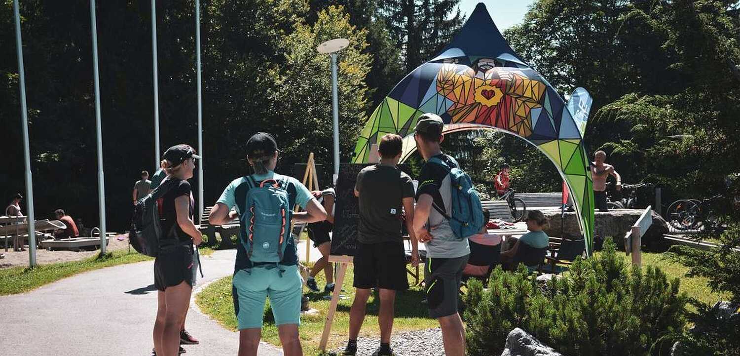 Die Junge Kirche Vorarlberg war am Wochenende mit ihrer PopUpChurch unterwegs. Das bunte Pavillion wurde am Samstag am Muttersberg aufgebaut, wo junge Mitarbeiter/innen der Jungen Kirche mit den Passant/innen ins Gespräch kamen und ihnen mit einer kl