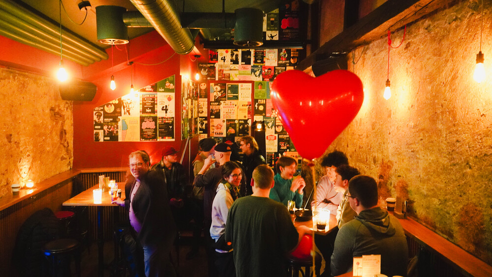 Amor und Jugendseelsorger Fabian Jochum zeigte was er kann, beim Singlegottesdienst der Jungen Kirche.