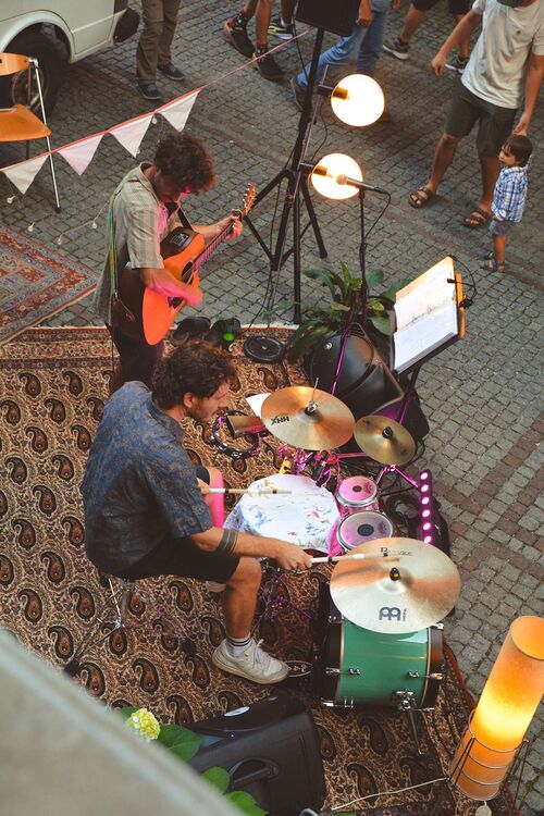 Bunt feat. Junge Kirche: Im kleinen Gymnasiumshof sorgte das Duo Fantastico für Stimmung, die Bunt Bar für die Getränke und die Junge Kirche für den Platz und das Ambiente.