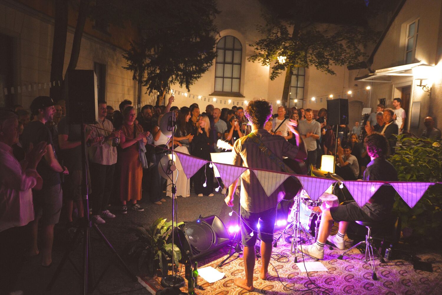 Bunt feat. Junge Kirche: Im kleinen Gymnasiumshof sorgte das Duo Fantastico für Stimmung, die Bunt Bar für die Getränke und die Junge Kirche für den Platz und das Ambiente.