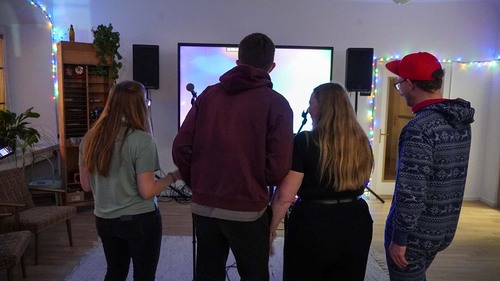 Die Ziellosen aus 10 Jahren Ziellosreise feierten gemeinsam mit Punsch, Keksen und Karaoke.